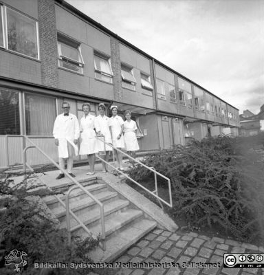 Infektionskliniken i Lunds chef,  docenten Karl Emil Thulin (1915 - 1999), med personal
Pärm "USiL div. tagningar. 1960 och t.v."- Infektionskliniken den 5 september 1969. Klinikchefen och docenten Karl Emil Thulin (1915 - 1999) utanför sin nybyggda klinik. Från negativ.
Nyckelord: Lund;Lasarett;Universitet;Universitetssjukhus;Infektion;Epidemi