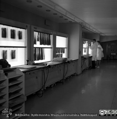 Bildgranskningen på röntgenavdelningen i Lund 1969
Pärm "USiL div. tagningar. 1960 och t.v.". RTG 1969. Från negativ. Bildgranskningen.
Nyckelord: Lund;Lasarett;Universitet;Universitetssjukhus;Röntgen;Rtg;Klinik;Ljusskåp