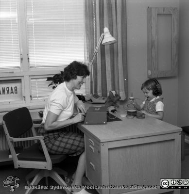 Lekaudiometri på ett barn 1969
Pärm "USiL div. tagningar. 1960 och t.v.". Omärkt bild. Från negativ. Foto 1969. Lekaudiometri på ett barn.
Nyckelord: Lund;Lasarett;Universitet;Universitetssjukhus;Hörselvård;Audiometri;Barn