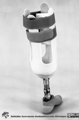 Benprotes utan knäled 1977
Pärm "USiL svart/vitt 1977". Från negativ
Nyckelord: Lund;Lasarett;Universitetssjukhus;Universitet;USiL;Ortopedi;Protes;Ben;Amputation