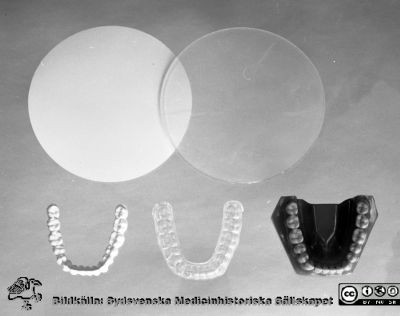 Bettskena 1977, tillverkning
Lasarettet i Lund. Pärm "USiL svart/vitt 1977". Fotografens notering: "Tandprotes". Foto för Åke Svensson på tandpolikliniken. Från negativ. 
Enligt information 22-01-27 från tandläkare Marie-Louise Sibbmark i Rydaholm visarbilden material för tillverkning av en bettskena som används vid behandling av tandgnissling. 
Nyckelord: Lasarettet;Universitet;Universitet;Universitetssjukhus;Odontologi;Tandläkare;Tand;Protes;Tandteknik