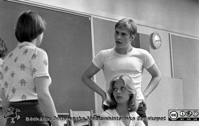 Foto för vårdskolan1977. Kanske ett rollspel.
Lasarettet i Lund. Pärm "USiL svart/vitt 1977". Foto för vårdskolan. Rollspel-
Nyckelord: Lund;Lasarett;Universitet;Universitetssjukhus;Vårdskolan;Rollspel