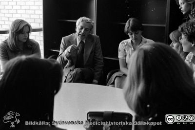 Foto för vårdskolan 1977. Kanske möte i samband med rollspel.
Lasarettet i Lund. Pärm "USiL svart/vitt 1977". Foto för vårdskolan. Kanske möte i samband med rollspel.
Nyckelord: Lund;Lasarett;Universitet;Universitetssjukhus;Bibliotek;Sjukgymnastik;Rehabilitering