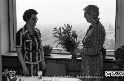 Lasarettet i Lund. Städcentralsföreståndare Agnes Svensson avtackas 1977
Lasarettet i Lund. Album "Svart/vitt negativ 1977". Foto 1977-06-10 för Lasarettsjournalen. Sjukvårdsföreståndaren Inger Bodlund (till höger i bild) tackar av Agnes Svensson. Hon var föreståndare för städcentralen. 
Nyckelord: Lasarettet;Lund;Universitet;Universitetssjukhus;Avtackning;Städning;Lokalvård;Städcentral;Föreståndare