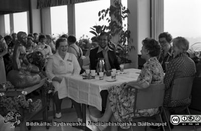 Lasarettet i Lund 1977. Agnes Svensson avtackas
Lasarettet i Lund. Album "Svart/vitt negativ 1977". Foto 1977-06-10 för Lasarettsjournalen. Agnes Svensson vid fönstret avtackas. Hon var föreståndare för städcentralen. Sjukvårdsföreståndare Inger Bodlund längst till höger i bild. De övriga är rimligen Agnes Svenssons medarbetare. Avtackningen skedde på mötesrummet på plan 12 i C-blocket.
Nyckelord: Lasarettet;Lund;Universitet;Universitetssjukhus;Avtackning;Städning;Lokalvård;Städcentral;Föreståndare