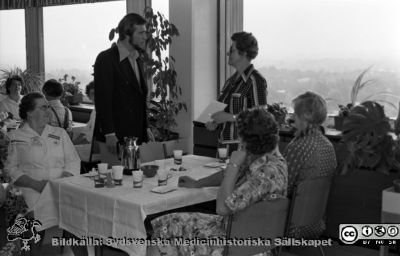 Lasarettet i Lund 1977. Agnes Svensson avtackas
Lasarettet i Lund. Album "Svart/vitt negativ 1977". Foto 1977-06-10 för Lasarettsjournalen. Agnes Svensson vid bordsänden avtackas av okänd administratör. Hon var föreståndare för städcentralen. Sjukvårdsföreståndare Inger Bodlund längst till höger i bild. De övriga är rimligen Agnes Svenssons medarbetare.
Nyckelord: Lasarettet;Lund;Universitet;Universitetssjukhus;Avtackning;Städning;Lokalvård;Städcentral;Föreståndare