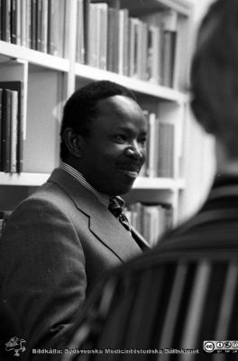 Tanzanias ambassadör på besök på Lasarettet i Lund 1977
Sjukhusfotograferna i Lund, pärm "Svart/vitt negativ, 1977.". Besök av Tanzanias ambassadör på sjukhusets bibliotek. Från negativ
Nyckelord: Lasarettet;Lund;Universitet;Universitetssjukhus;USiL;Bibliotek;Ambassadör