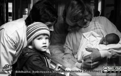 Kanske en barnmorska som visar upp ett nyfött barn för lillebror med pappa utanför fönstret.
Lasarettet i Lund. Pärm "USiL svart/vitt 1977". Foto för vårdskolan. Kanske en barnmorska som visar upp ett nyfött barn för lillebror med pappa utanför fönstret.
Nyckelord: Lund;Lasarett;Universitet;Universitetssjukhus;Lund;Obstetrik;BB;Nyfödd;Baby