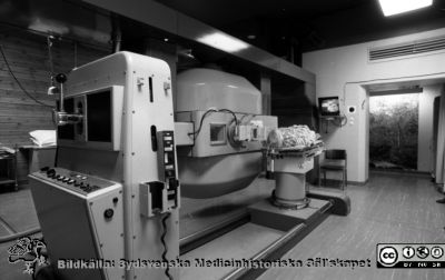 33 MeV betatron på onkologiska kliniken 1977
Lasarettet i Lund. Album "Svart/vitt negativ 1977. 2". 33 MeV betatron (Brown Boveri "Askleiptron") på onkologiska kliniken. Från negativ. Ej monterat
Nyckelord: Lund;Lasarett;Universitetssjukhus;Universitet;Administration;Onkologiska;Kliniken;Strålbehandling;Cyklotron