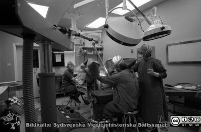 En gynekologisk operation på centraloperationsavdelningen i Lund 1980
Lasarettsfotograferna i Lund. Pärm "Negativ, 80:1."	422. Gynekologen Hans Grundsell. Centraloperation, gynekologiskt ingrepp med laser. Jfr bild SMHS12628 som bör vara från samma fototillfälle. Från negativ.
Nyckelord: Lasarettet;Lund;Universitetssjukhus;USiL;Kvinnoklinik;Gynekologi;KK;Kirurgisk;Klinik