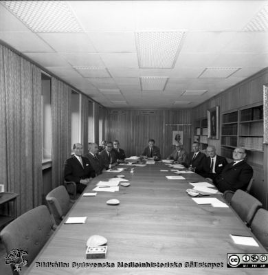 Direktionen för Lasarettet i Lund 1967
Pärm "Div. tagningar, 1960 och t.v.". Omärkt bild. Sjukhusets direktion 1967. Från vänster: Karl Landgren, Berhard Radby, assistent Per Börje Jönsson, sjukhusdirektör Arne Johansson, intendent Bengt Lundquist, landshövdig Gösta Netzén, Nils A Svensson, professor Olle Olsson, professor Gunnar Wiberg, Oskar Levin. Från negativ. Jfr bild SMHS2600.
Nyckelord: Lund;Lasarett;Universitet;Universitetssjukhus;Administration;Sjukhusledning