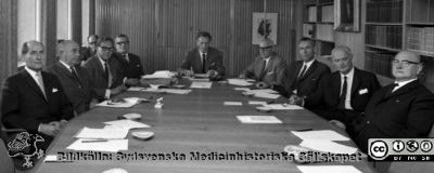 Sammanträde med direktionen för Lasarettet i Lund 1967
Omärkt bild.Direktionen år 1967. Fr. vä Karl Landgren (landstingsman) , lantbr. Berhard Radby, 1.e sjukhusass. Per-Börje Jönsson (sekreterare, i hörnet), sjukhusdir. Arne Johansson, Intendent Bengt Lundquist, landshövding Gösta Netzén, Landstingsman Nils A. Svensson, prof. Olle Olsson, prof Gunnar Wiberg, telearb. Oskar Levin.
Nyckelord: Lasarett;Lund;Universitet;Universitetssjukhus;USiL;Direktion;Styresle;Ledning