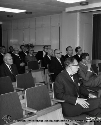 Internationell kongress i Lund 1967 om infektionssjukdomar
Pärm "Div. tagningar 1960 och t.v." Omärkt bild 1967. Från ett möte med American-Scandinavian Society of Infection diseases i infektionsklinikens föreläsningssal. Karl Emil Thulin närmast kameran. Landshövding Gösta Netzén längst till höger i bild. Längre bak olika medlemmar i lasarettets styrelse. Hjalmar Kock, Stig Bengmark m fl. 
Rimligen från någon invigning med infektionskliniken i centrum. Negativ
Nyckelord: Lund;Lasarett;Universitet;Universitetssjukhus;Infektion;Epidemi;Konferens;Internationell;Klinik