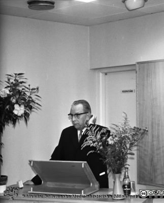 Internationell kongress i Lund 1967 om infektionssjukdomar
Pärm "Div. tagningar 1960 och t.v." Omärkt bild 1967. Från ett möte med American-Scandinavian Society of Infection diseases i infektionsklinikens föreläsningssal. Landstingsrådet Torsten Andrée i talarstolen. Från negativ-
Nyckelord: Lund;Lasarett;Universitet;Universitetssjukhus;Infektion;Epidemi;Konferens;Internationell;Klinik