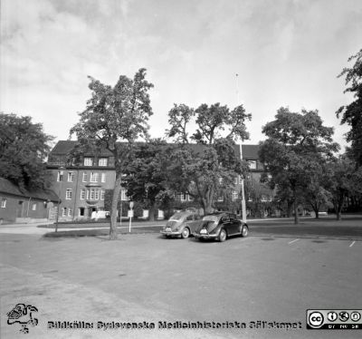 Kvinnokliniken på Lasarettet i Lund 1967
Pärm "Div. tagningar 1960 och t.v." Omärkt bild 1967. Kvinnokliniken på Lasarettet i Lund. Fasad mot söder.
Nyckelord: Lund;Lasarett;Universitet;Universitetssjukhus;KK;Kvinnoklinik