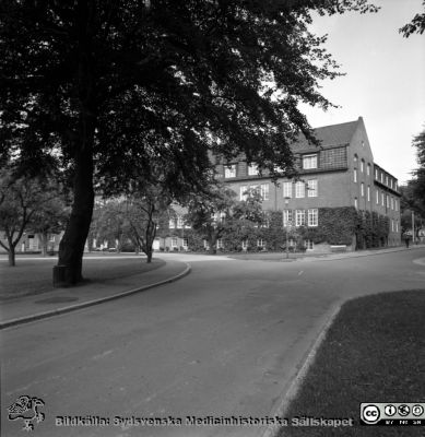 Kvinnokliniken i Lund 1967
Pärm "Div. tagningar 1960 och t.v." Omärkt bild 1967. Kvinnokliniken på Lasarettet i Lund. Fasad mot söder och öster.
Nyckelord: Lund;Lasarett;Universitet;Universitetssjukhus;KK;Kvinnoklinik