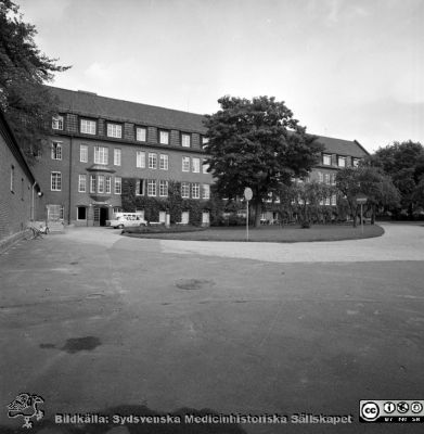 Lasarettet i Lund år 1967. Kvinnokliniken.
Lasarettsfotograferna i Lund. Pärm "Div. tagningar, 1960 och t.v.". År 1967. Kvinnoklinikens fasad mot söder. Omärkt bild. Från negativ
Nyckelord: Lasarett;Lund;Universitet;Universitetssjukhus;USiL;KK;Gynekologi;Kvinnoklinik