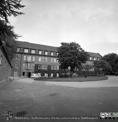 Kvinnokliniken i Lund 1967
Pärm "Div. tagningar 1960 och t.v." Omärkt bild 1967. Kvinnokliniken på Lasarettet i Lund. Fasad mot söder.
Nyckelord: Lund;Lasarett;Universitet;Universitetssjukhus;KK;Kvinnoklinik