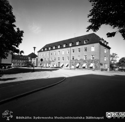 Öronkliniken i Lund 1967
Pärm "Div. tagningar 1960 och t.v." Omärkt bild 1967. Öronkliniken på Lasarettet i Lund från nordost.
Nyckelord: Lund;Lasarett;Universitet;Universitetssjukhus;Öron;Öron-näsa-hals;ÖNH