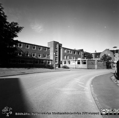 Ögonkliniken i Lund 1967
Pärm "Div. tagningar 1960 och t.v." Omärkt bild 1967. Lasarettet i Lund. Ögonklinikens fasad mot norr. Från negativ.
Nyckelord: Lund;Lasarett;Universitet;Universitetssjukhus;Ögon;Oftalmologi;Oftalmiatrik;Klinik