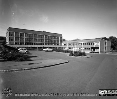 Lasarettet i Lund, Administrationsbyggnaden. Foto 1967
Pärm "Div. tagningar 1960 och t.v." Omärkt bild 1967. Lasarettet i Lund. Administrationsbyggnaden. Vy mot sydsydväst. Från negativ.
Nyckelord: Lund;Lasarett;Universitet;Universitetssjukhus;Administration