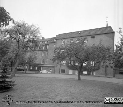 Lasarettet i Lund, kvinnokliniken 1967
Pärm "Div. tagningar 1960 och t.v." Omärkt bild 1967. Kvinnoklinikens förlossnings- och forskningsavdelning på Lasarettet i Lund. Vy mot väster. Allhelgonakyrkans spira skymtar i bakgrunden. Från negativ.
Nyckelord: Lund;Lasarett;Universitet;Universitetssjukhus;KK;Kvinnoklinik;BB;Förlossning;Forskning;Intag