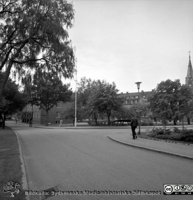 Lasarettet i Lund år 1967. Kvinnokliniken.
Lasarettsfotograferna i Lund. Pärm "Div. tagningar, 1960 och t.v.". År 1967. Kvinnokliniken från nordost, bakom parkens träd. Allhelgonakyrkans torn syns i bildens högra kant. Omärkt bild. Från negativ
Nyckelord: Lasarett;Lund;Universitet;Universitetssjukhus;USiL;KK;Kvinnoklinik;BB;Gynekologi;Obstetrik;Förlossning