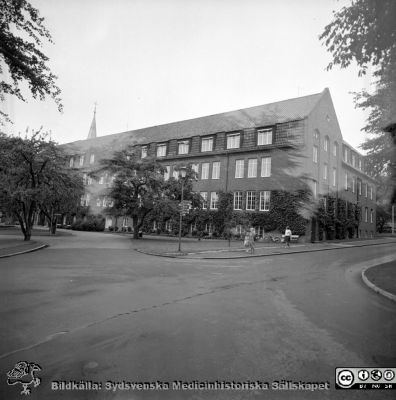 Lasarettet i Lund år 1967. Kvinnokliniken.
Lasarettsfotograferna i Lund. Pärm "Div. tagningar, 1960 och t.v.". År 1967. Kvinnoklinikens fasader mot söder och väster. Omärkt bild. Från negativ
Nyckelord: Lasarett;Lund;Universitet;Universitetssjukhus;USiL;KK;Kvinnoklinik;BB;Obstetrik;Gynekologi