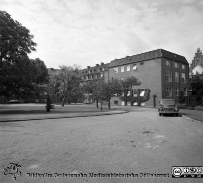 Lasarettet i Lund år 1967. Kvinnokliniken.
Lasarettsfotograferna i Lund. Pärm "Div. tagningar, 1960 och t.v.". År 1967. Kvinnoklinikens nordvästra del med fr.a. förlossningsavdelningen och forskningslokaler. fasader mot öster och norr. Allhelgonakyrkan skymtar till höger i bakgrunden. Troligen är det Seved Ribbings byst som syns i parken. Omärkt bild. Från negativ
Nyckelord: Lasarett;Lund;Universitet;Universitetssjukhus;USiL;KK;Kvinnoklinik;BB;Obstetrik;Gynekologi