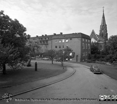 Lasarettet i Lund år 1967. Kvinnokliniken.
Lasarettsfotograferna i Lund. Pärm "Div. tagningar, 1960 och t.v.". År 1967. Kvinnoklinikens nordvästra del med fr.a. förlossningsavdelningen och forskningslokaler. fasader mot öster och norr. Allhelgonakyrkan i bakgrunden. Troligen är det Seved Ribbings byst som syns i parken. Omärkt bild. Från negativ
Nyckelord: Lasarett;Lund;Universitet;Universitetssjukhus;USiL;KK;Kvinnoklinik;BB;Obstetrik;Gynekologi
