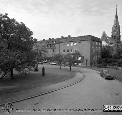 Lasarettet i Lund år 1967. Kvinnokliniken.
Lasarettsfotograferna i Lund. Pärm "Div. tagningar, 1960 och t.v.". År 1967. Kvinnoklinikens nordvästra del med fr.a. förlossningsavdelningen och forskningslokaler. fasader mot öster och norr. Allhelgonakyrkan i bakgrunden. Troligen är det Seved Ribbings byst som sins i parken. Omärkt bild. Från negativ
Nyckelord: lLasarett;Lund;Universitet;Universitetssjukhus;USiL;BB;Obstetrik;Gynekologi;Kvinnoklinik