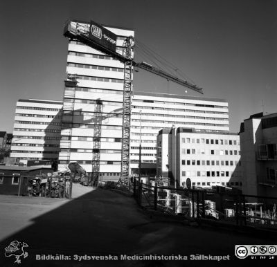 Lasarettet i Lund år 1967. Sista delen av laboratorieblocket byggs.
Lasarettsfotograferna i Lund. Pärm "Div. tagningar, 1960 och t.v.". Foto år 1967. Omärkt bild. CD-blocket under byggnad. Foto från östert. C-blocket i fonden. Från negativ
Nyckelord: Laboratorier;Lasarett;Lund;Universitet;USiL