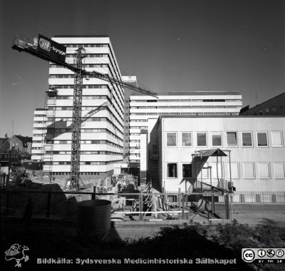 Lasarettet i Lund år 1967. Sista delen av laboratorieblocket byggs.
Lasarettsfotograferna i Lund. Pärm "Div. tagningar, 1960 och t.v.". Foto år 1967. Omärkt bild. EA-blocket under byggnad. Foto från öster. Centralblocket i bakgrunden. Från negativ
Nyckelord: Laboratorier;Lasarett;Lund;Universitet;Universitetsklinik;USiL;Bygge