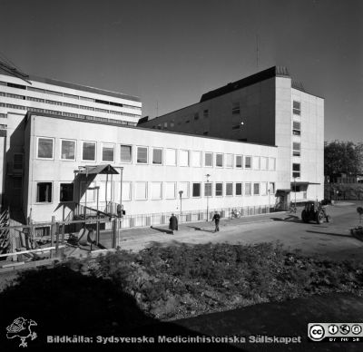 Lasarettet i Lund år 1967. Första delen av laboratorieblocket.
Lasarettsfotograferna i Lund. Pärm "Div. tagningar, 1960 och t.v.". Foto år 1967. Omärkt bild. Den först byggda delen av lab-blocket. Foto från öster. Från negativ
Nyckelord: Lasarett;Laboratorier;Lund;Universitet;Universitetsklinik;USiL;Bygge