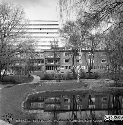 Lasarettet i Lund år 1967. Ögonkliniken.
Lasarettsfotograferna i Lund. Pärm "Div. tagningar, 1960 och t.v.". Foto år 1967. Omärkt bild. Ögonkliniken från söder. C-blocket skymtar i fonden. Från negativ
Nyckelord: Lasarett;Lund;Universitet;Universitetssjukhus;USiL;Ögon;Oftalmiatrik;Oftalmologi;Klinik