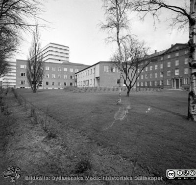 Lasarettet i Lund år 1967. Barnpsykiatriska kliniken
Lasarettsfotograferna i Lund. Pärm "Div. tagningar, 1960 och t.v.". Foto år 1967. Omärkt bild. Barnpsykiatriska kliniken från öster. Vuxenpsykiatriska kliniken till höger. C-blocket syns i fonden. Från negativ
Nyckelord: Lasarett;Lund;Universitet;Universitetsklinik;Universitetssjukhus;Psykiatri;Barnpsykiatri;Barn