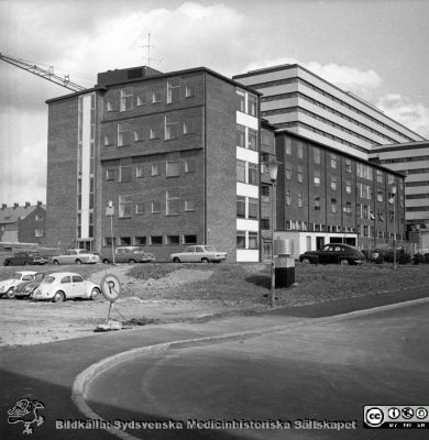 Lasarettet i Lund år 1967. Jubileums- / Radiologiska kliniken.
Lasarettsfotograferna i Lund. Pärm "Div. tagningar, 1960 och t.v.". Foto år 1967. Omärkt bild. Jubileumsklinikens / Radiologiska klinikens västra del. Foto från sydväst. C-blocket skymtar bakom. Från negativ
Nyckelord: Lasarett;Lund;Universitet;Universitetsklinik;USiL;Jubileumsklinik;Radiologi;Onkologi