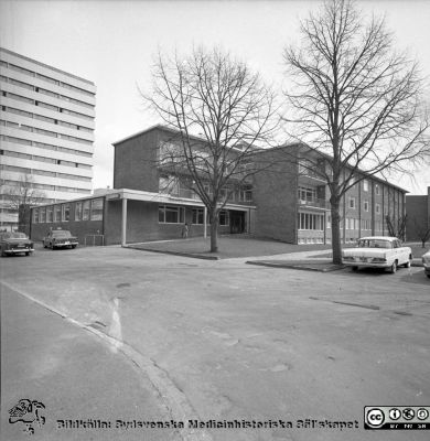 Lasarettet i Lund år 1967. Ögonkliniken.
Lasarettsfotograferna i Lund. Pärm "Div. tagningar, 1960 och t.v.". Foto år 1967. Omärkt bild. Ögonkliniken från sydväst. C-blocket skymtar till vänster i bilden. Från negativ
Nyckelord: Lasarett;Lund;Universitet;Universitetsklinik;USiL;Oftalmologi;Oftalmiatrik;Ögon;Klinik