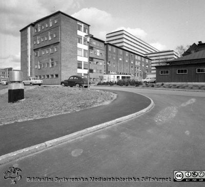 Lasarettet i Lund år 1967. Jubileums- / Radiologiska kliniken.
Lasarettsfotograferna i Lund. Pärm "Div. tagningar, 1960 och t.v.". Foto år 1967. Omärkt bild. Jubileumsklinikens / Radiologiska klinikens västra del. Foto från sydväst. C-blocket skymtar bakom. Från negativ
Nyckelord: Lasarett;Lund;Universitet;Universitetsklinik;USiL;Radiologi;Onkologi;Jubileumsklinik