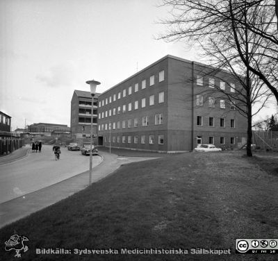 Lasarettet i Lund år 1967. Barnpsykiatriska kliniken.
Lasarettsfotograferna i Lund. Pärm "Div. tagningar, 1960 och t.v.". Foto år 1967. Omärkt bild. Barnpsykiatriska klinikens huvudbyggnad från sydväst. Vuxenpsykiatrins byggnad bakom. På horisonten skymtar patologiska institutionen. Från negativ
Nyckelord: Lund;Lasarett;Barn;Psykiatri;Universitet;Universitetsklinik;USiL
