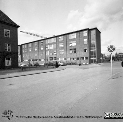 Lasarettet i Lund år 1967. Jubileums- / Radiologiska kliniken.
Lasarettsfotograferna i Lund. Pärm "Div. tagningar, 1960 och t.v.". Foto år 1967. Jubileumskliniken / Radiologiska kliniken från söder. Öronkliniken till vänster i bild. Från negativ
Nyckelord: Lasarett;Lund;Universitet;Universitetsklinik;USiL;Radiologi;Onkologi;_Öron;_ÖHN;Klinik