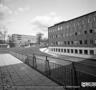 Infektionsklinikens huvudbyggad 1967
Lasarettsfotograferna i Lund. Pärm "Div. tagningar, 1960 och t.v.". Foto år 1967. Fasad mot väster. I bakgrunden barndaghemmet "Röda stugan" och längre bort dåvarande barnkliniken. Omärkt bild.	Från negativ.
Nyckelord: Lasarett;Lund;Infektion;Klinik;Epidemi;Barn;Barndaghem;Universitet;Universitetssjukhus;USiL