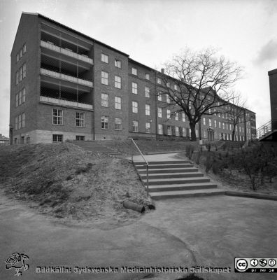 Psykiatriska kliniken 1967
Lasarettsfotograferna i Lund. Pärm "Div. tagningar, 1960 och t.v.". Från 2007 Wigerthuset. Foto 20/4-1967. Från negativ
Nyckelord: Lasarett;Lund;Universitetssjukhus;Universitet;Psykiatri;Klinik;USiL