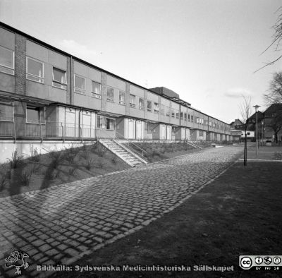 Infektionsklinikens söderfasad
Lasarettsfotograferna i Lund. Pärm "Div. tagningar, 1960 och t.v.". Foto år 1967. Omärkt bild. Infektionsklinikens söderfasad på flygeln med isoleringsrum. Från negativ
Nyckelord: Lasarett;Lund;Universitet;Universitetssjukhus;USiL;Klinik;Infektion;Epidemi
