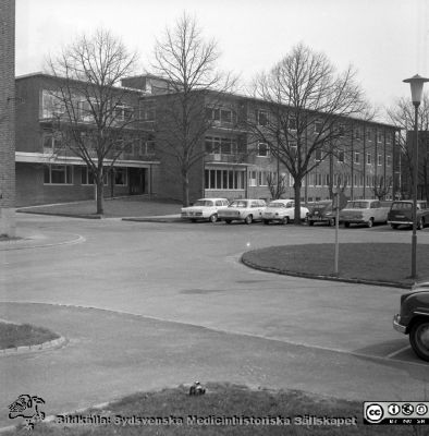 Ögonkliniken, Lasarettet i Lund 1967
Lasarettsfotograferna i Lund. Pärm "Div. tagningar, 1960 och t.v.". Foto år 1967. Omärkt bild. Ögonklinikens söderfasad, från sydväst. Från negativ
Nyckelord: Lasarett;Lund;Universitet;Universitetssjukhus;USiL;Ögon;Ögonklinik;Oftalmologi;Oftalmiatrik;Klinik