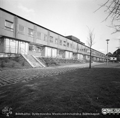  Infektionsklinikens flygel med isoleringsrum
Lasarettsfotograferna i Lund. Pärm "Div. tagningar, 1960 och t.v.". Foto år 1967. Fasad mot söder. Från negativ.
Nyckelord: Lasarett;Lund;Universitet;Universitetssjukhus;USiL;Infektion;Epidemi;Klinik