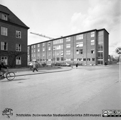  Radiologiska kliniken 1967
Lasarettsfotograferna i Lund. Pärm "Div. tagningar, 1960 och t.v.". Radiologiska klinikens söderfasad 20/4-1967. Till vänster öronklinikens österfasad. Från negativ.
Nyckelord: Lasarett;Lund;Universitet;Universitetssjukhus;USiL;Radiologi;Onkologi;Jubileumsklinik