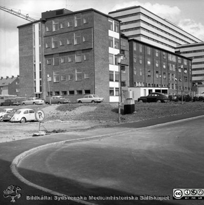  Radiologiska kliniken 1967
Lasarettsfotograferna i Lund. Pärm "Div. tagningar, 1960 och t.v.". Foto 20/4 1967. Fasad mot väster med den nya 5-våningsdelen, färdig ~1963.  Centralblocket bakom är snart klart att tas i bruk (det skedde 1968). Från negativ.
Nyckelord: Lasarett;Lund;Universitet;Universitetsklinik;USiL;Radiologi;Onkologi;Strålbehandling