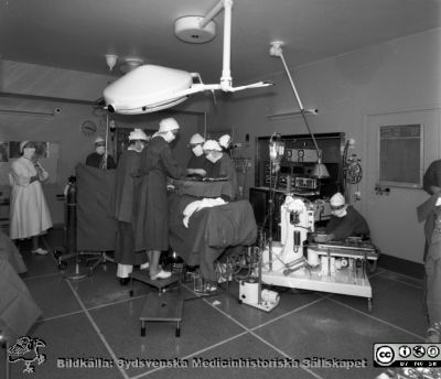 Hjärt-lungoperation i Lund 1967
Pärm "Div. tagningar 1960 och t.v.". Foto för doc Dahn 1967. Operation med Sennings hjärt-lungmaskin. Från negativ.
Nyckelord: Lund;Lasarett;Universitet;Universitetssjukhus;Kirurgi;Thorax;Hjärta;Lunga;Maskin