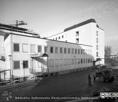Laboratorieblockets första del på Lasarettet i Lund 1967
Pärm "Div. tagningar 1960 och t.v.". Omärkt bild. Foto 1967. Eb- och Ed-blocken byggdes först i det stora centralblockskomplexet. Ed-blocket ligger närmast kameran. Båda byggdes för laboratorier. De experimentella låg i Ed-blocket. Från negativ.
Nyckelord: Lund;Lasarett;Universitet;Universitetssjukhus;Laboratorium;Lokaler